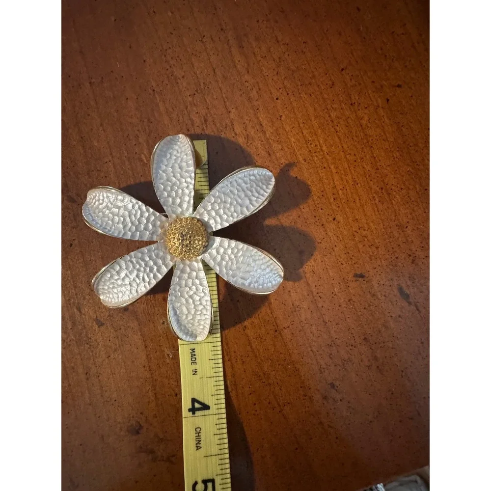 Park Lane Vintage White Enamel Daisy Flower Brooch Gold Tone Textured 3 Inch